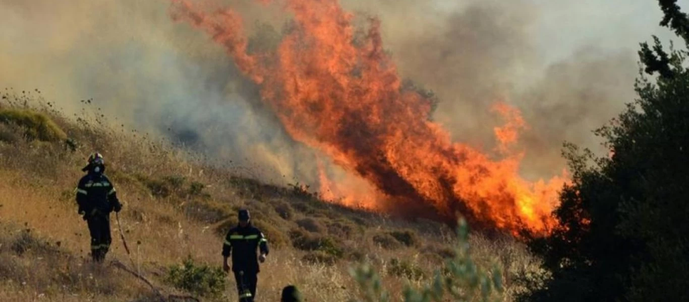 Φωτιά στη Ζάκυνθο: Έφτασε στο χωριό Κερί - Εκκενώθηκαν σπίτια και ξενοδοχείο (βίντεο-φώτο)
